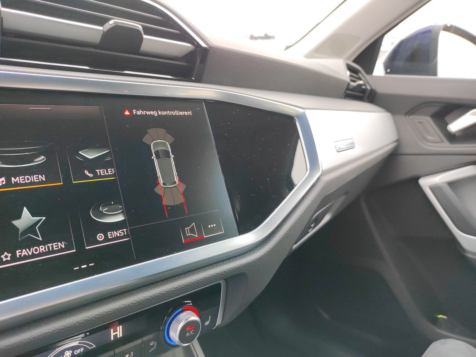 Audi - Q3_18