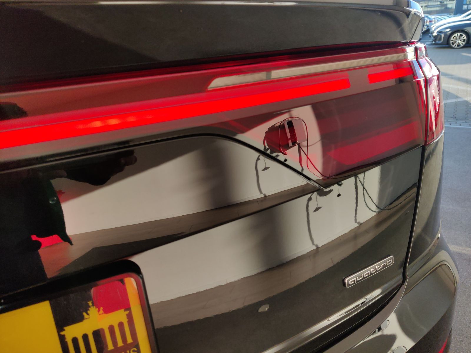 Audi - Q8_9