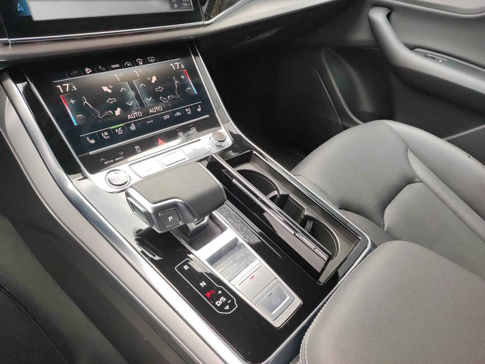Audi - Q8_21