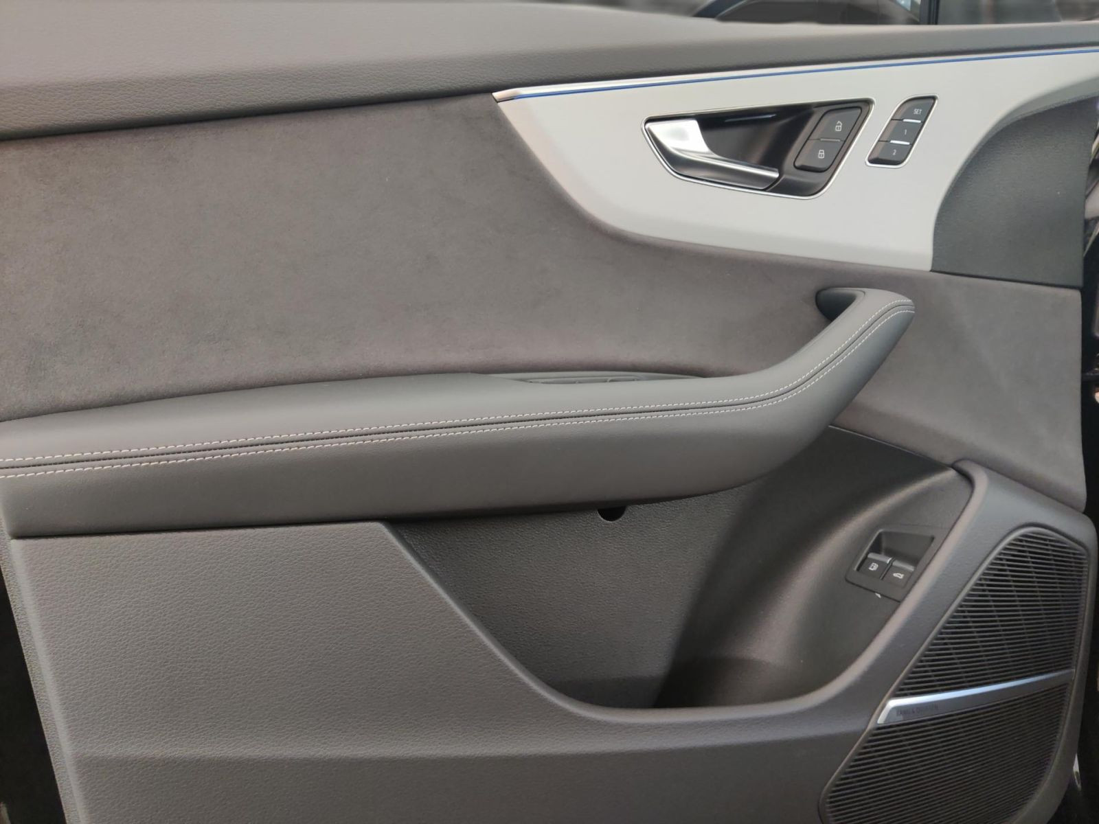 Audi - Q8_17