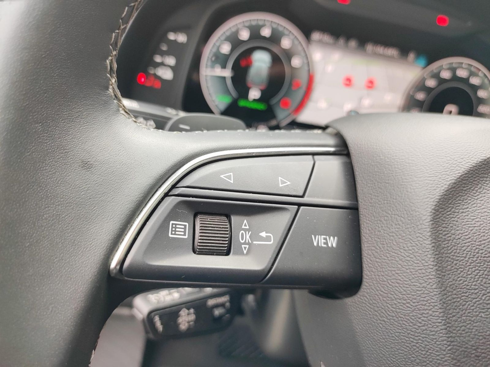 Audi - Q8_16