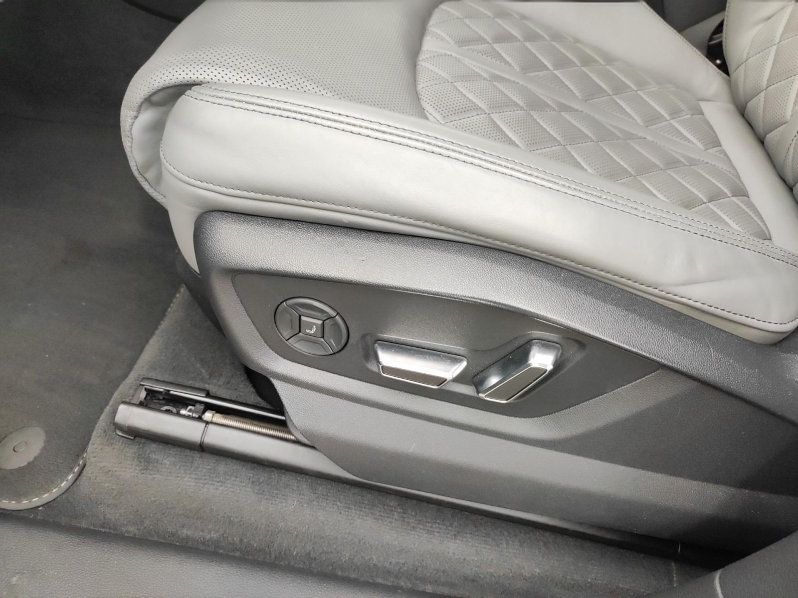 Audi - SQ8_12