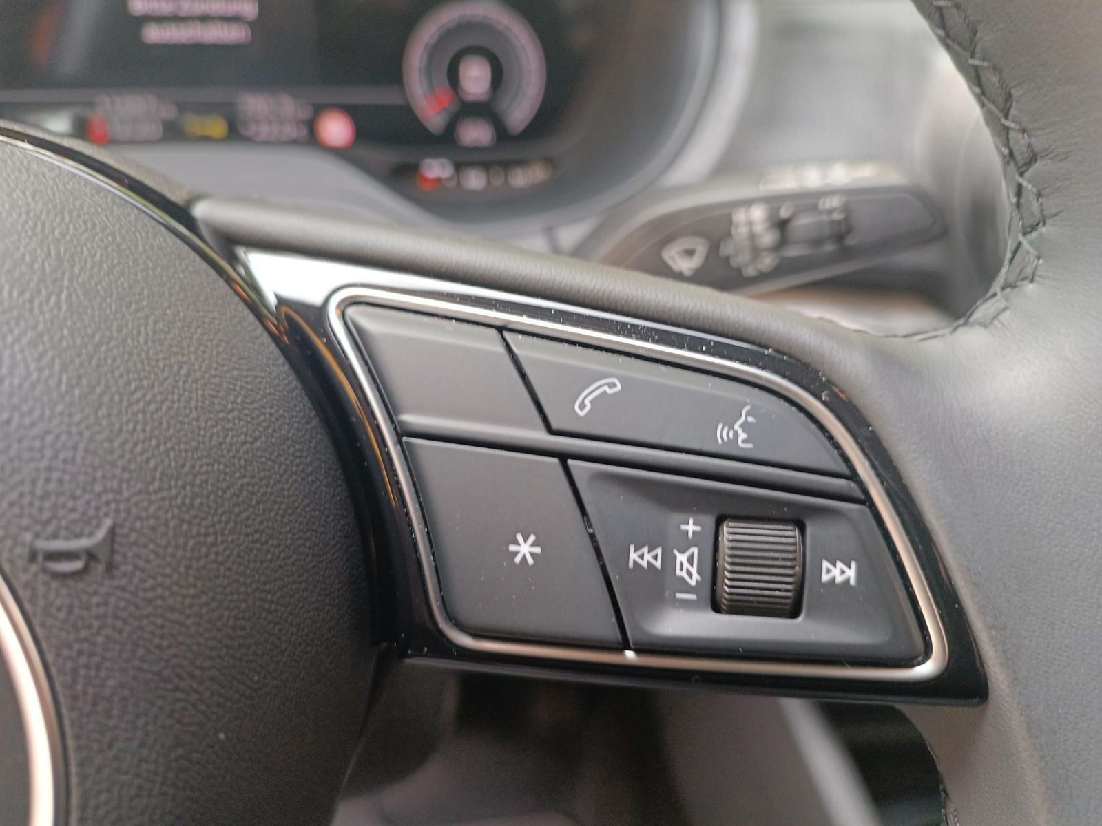 Audi - Q2_13