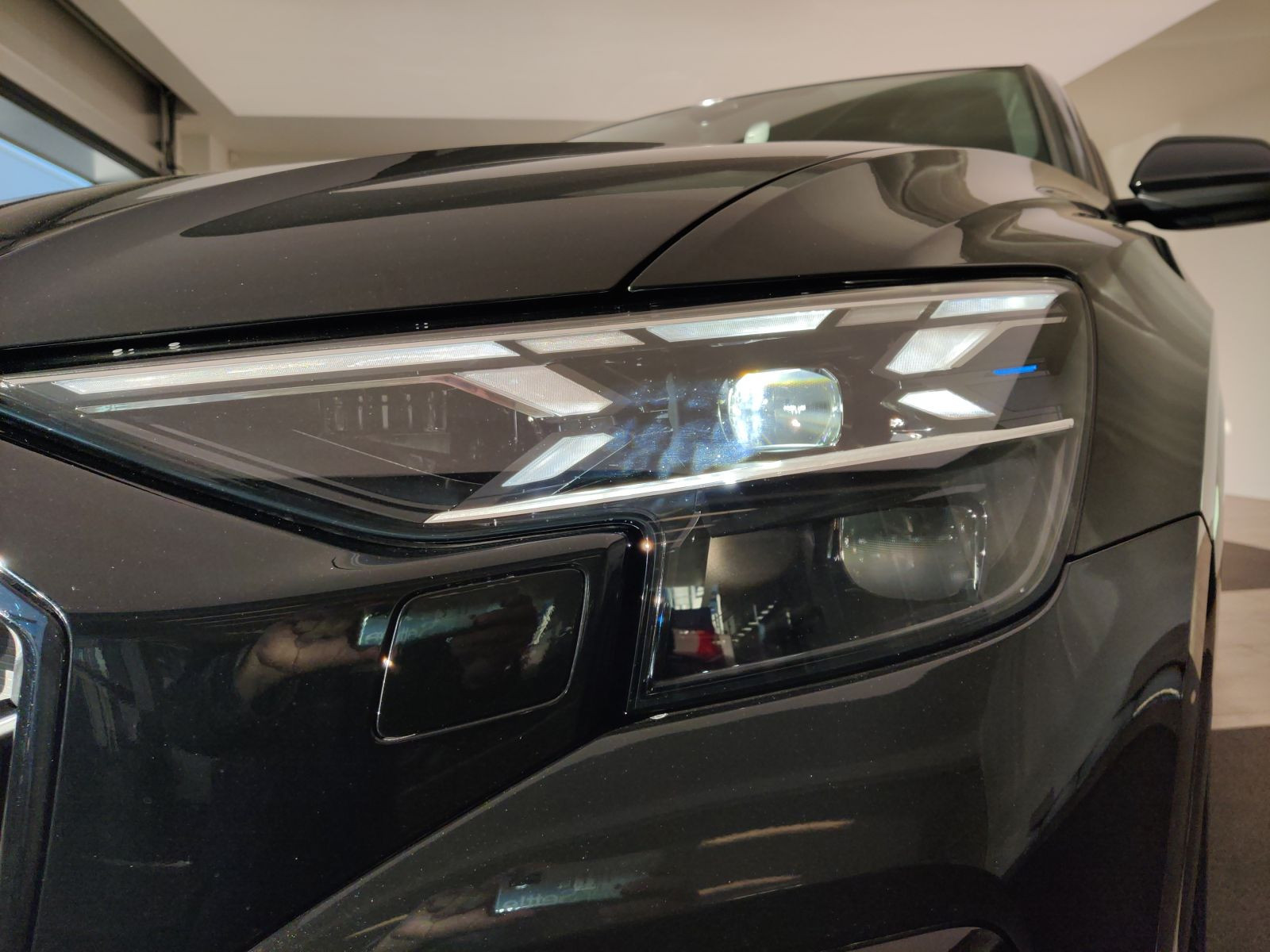 Audi - Q8_8
