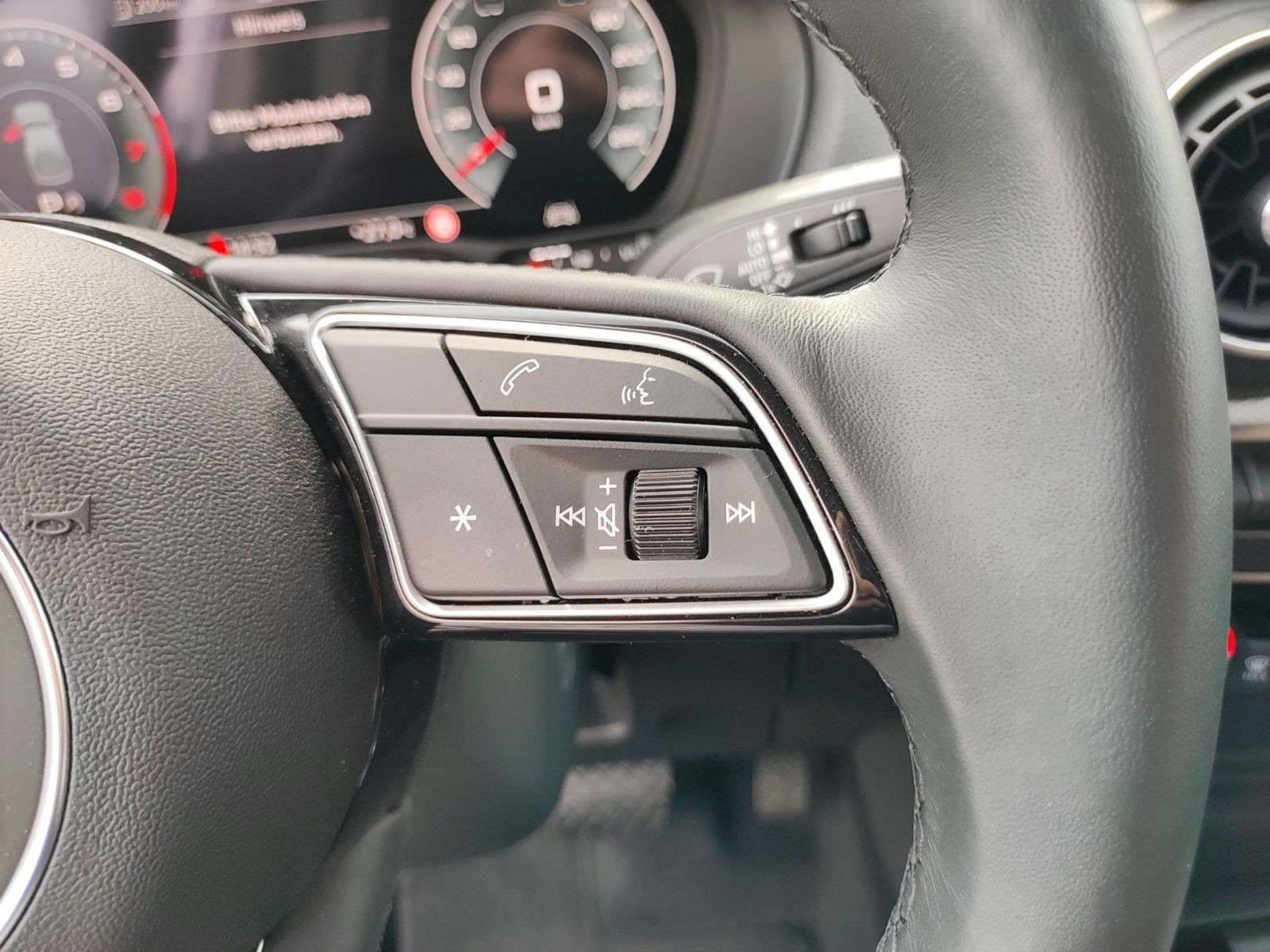 Audi - Q2_14