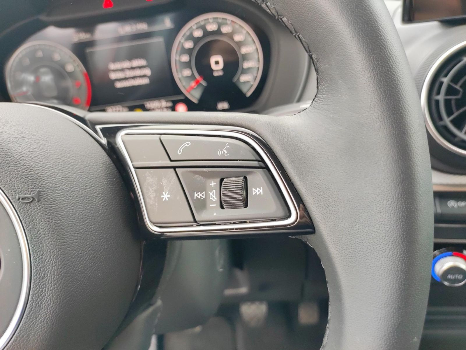 Audi - Q2_13