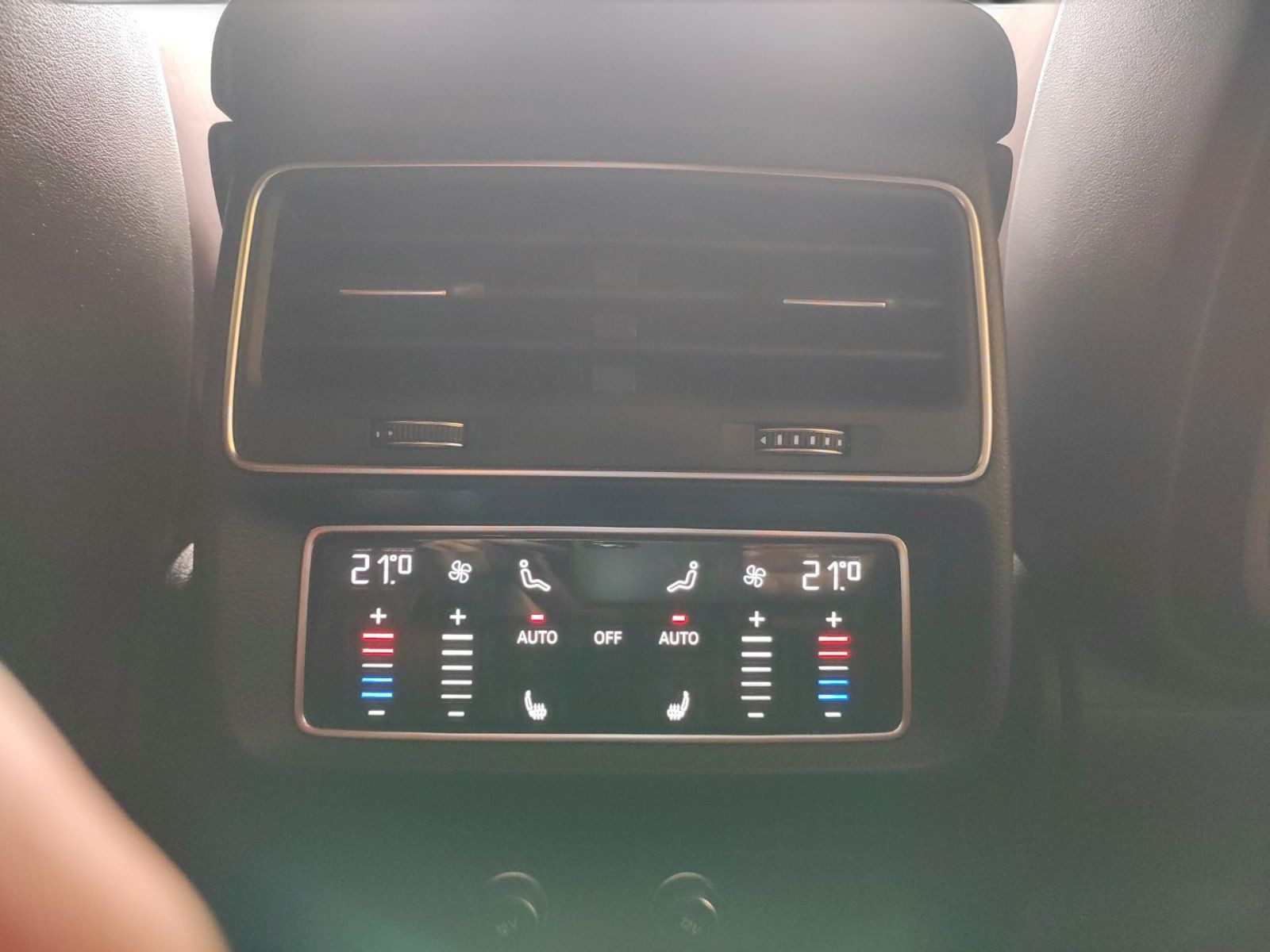 Audi - SQ8_11