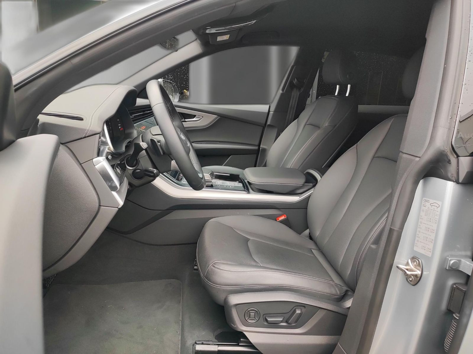 Audi - Q8_10