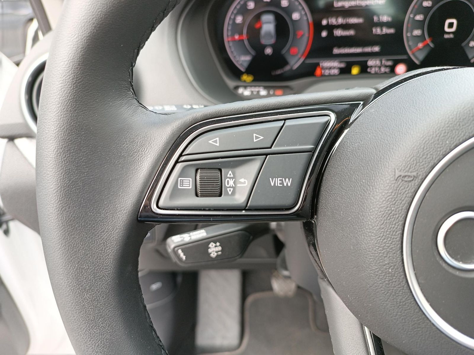 Audi - Q2_12